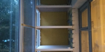 Раздвижной холодный профиль с дополнительной установкой балконных полок и сушилки для белья